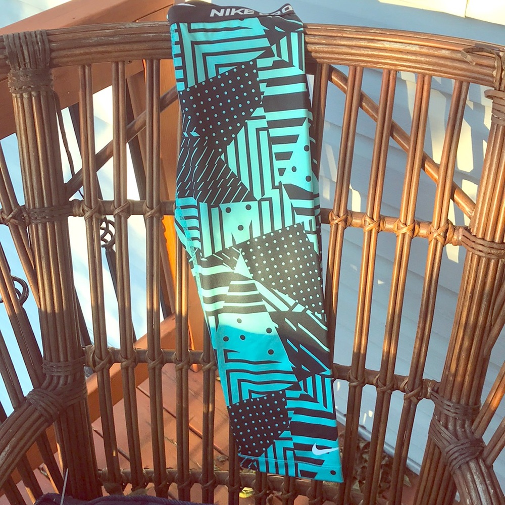 NWOT Nike teal and black Capri